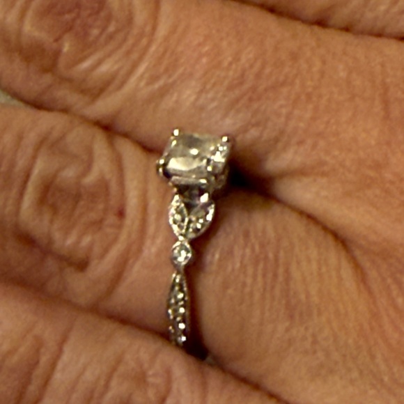 Elegant Silver cushion cut diamond engagement ring - Picture 7 of 10